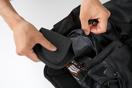 裏地の袋に挿入してある腰のプロテクターは、挿入口より取りはずすことができます。